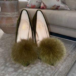 Velvet pumps with fur pom